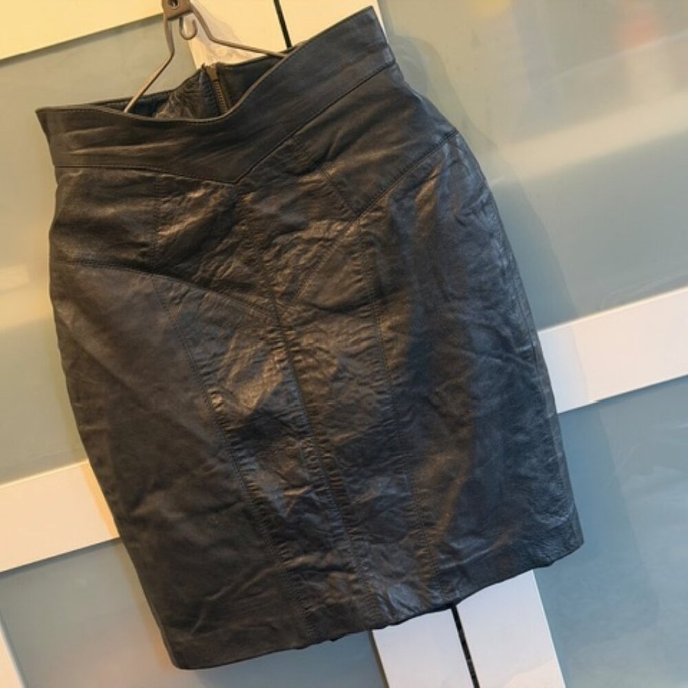 Leather skirt, size small, 6, black, with a full zipper